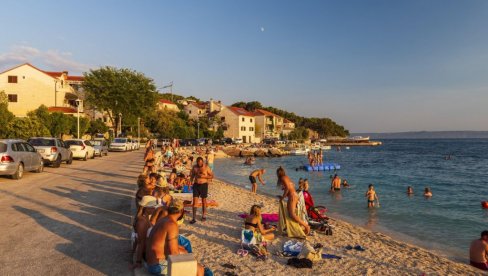 ДЕТЕ КОД БРАЧА ВОЗИЛО ТРОТИНЕТ ПО АУТОПУТУ: Родитељима прети казна од 980 евра (ВИДЕО)