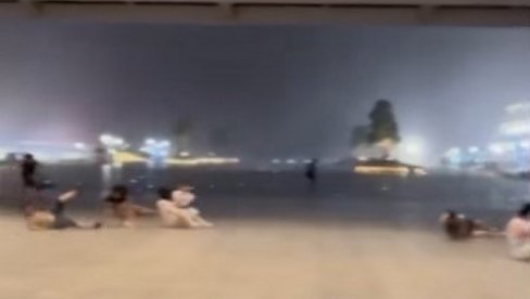 УРАГАНСКИ ВЕТРОВИ РУШЕ СВЕ ПРЕД СОБОМ: Стравична олуја обарала људе (ФОТО/ВИДЕО)