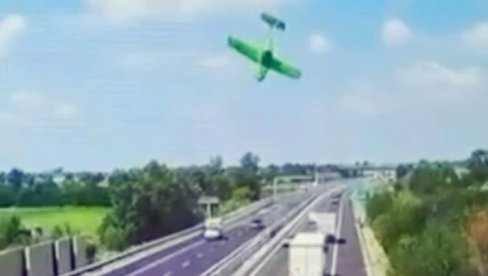 ЈЕЗИВ СНИМАК ПАДА АВИОНА НА АУТО ПУТ: Познати адвокат и његова партнерка погинули на лицу места (ВИДЕО)