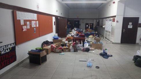 СРАМОТАН ПРИЗОР У ВИСОКОЈ ЗДРАВСТВЕНОЈ ШКОЛИ: Управа им учинила услугу избацујући их напоље, у супротном сви би се заразили