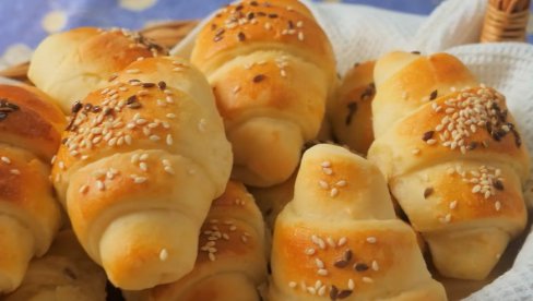 И ДУПЛА МЕРА ЋЕ БИТИ МАЛО: Рецепт за домаће кифлице