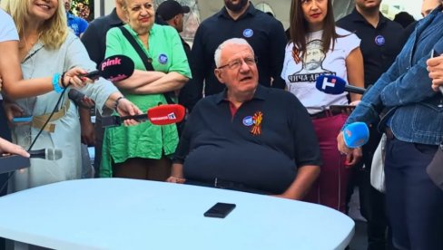 ЈА САМ СТАРИЈИ ЧОВЕК... Грађанин пришао Шешељу, ево шта му је рекао (ВИДЕО)