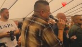 DIRLJIVA SCENA U BRANEŠCIMA: Baja Mali Knindža pevao svoj veliki hit, a onda mu je prišao jedan mladić (VIDEO)