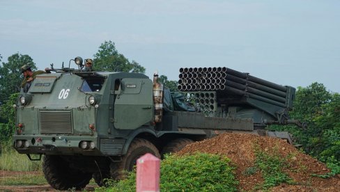 БУКТИ РАТ ТАЈЛАНДА И КАМБОЏЕ: Трампово примирје пропало, авио и артиљеријски удари, кинески ВТ-4 тенкови горе на граници, 700.000 расељено