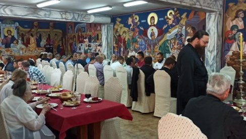 СЛАВА БОГОРОДИЧИНОГ МАНАСТИРА У ДОЊЕМ БУДАЧКОМ: Велики број верника на трпези љубави (ФОТО)