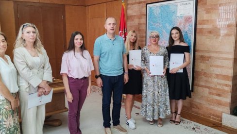 Лончар уручио уговоре о раду новој групи здравствених радника који се враћају из дијаспоре