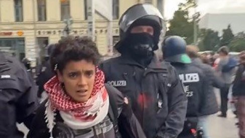БЛОКАДЕРЕ БИ У НЕМАЧКОЈ УБИЛИ ОД БАТИНА ЗА ОНО ШТО РАДЕ: Погледајте како полиција туче чак и новинаре у Берлину (ВИДЕО)