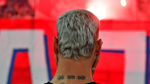 ЧАРОБНО! Навијачи Звезде направили осмицу Синиши у част и поздравили Арнаутовића (ВИДЕО)