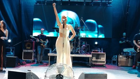 НОВИ АЛБУМ ИЗЛАЗИ НА МОЈ РОЂЕНДАН: Наташа Беквалац хитовима освојила публику у Књажевцу (ФОТО)