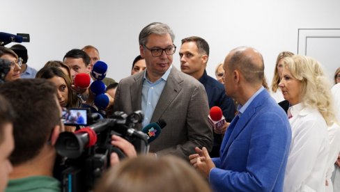 VUČIĆ OBIŠAO CENTAR ZA PALIJATIVNO ZBRINJAVANJE I NAJAVIO VELIKE VESTI: Imamo najmodernije instrumente, radovi u Tiršovoj ispred roka (VIDEO)