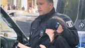 ШОК СНИМАК ИЗ БЕРЛИНА, РУКЕ ПРЕКО ОЧИЈУ: Погледајте како немачка полиција хапси девојчицу (13) (ВИДЕО)