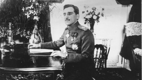 БЕЛА И ЦРНА РУКА УНОСЕ РАЗДОР МЕЂУ ОФИЦИРИМА: Живковић је на оснивању Беле руке представио своје следбенике као браниоце српског престола