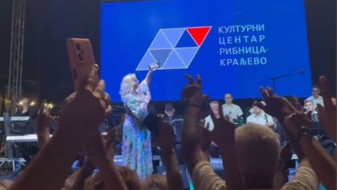 ХВАЛА, КРАЉЕВО МОЈЕ: Снежана Ђуришић запевала у свом граду (ФОТО)