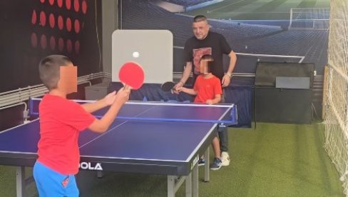 UŽIVA SA SVOJIM KLINCIMA: Baja Mali Knindža uči sinove da igraju stoni tenis (FOTO)