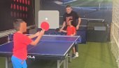 UŽIVA SA SVOJIM KLINCIMA: Baja Mali Knindža uči sinove da igraju stoni tenis (FOTO)