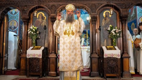 ВЕРА ЈЕ ПОВЕРЕЊЕ И ПОДРАЗУМЕВА ЗАЈЕДНИЦУ Патријарх Порфирије началствовао је светом Литургијом у цркви Светог архангела Гаврила у Београду