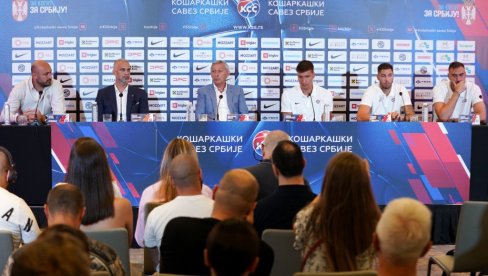 ШОК! Репрезентативац Србије најавио повлачење, ево како је протекло обраћање Пешића и орлова на окупљању