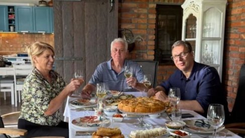 СРЕЋАН САМ ШТО САМ МОГАО ДА ЧУЈЕМ МНОГО МУДРИХ САВЕТА... Вучић посетио Томислава и Драгицу Николић у Бајчетини (ФОТО)
