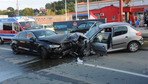 ПОВРЕЂЕНЕ ЧЕТИРИ ОСОБЕ: Саобраћајни удес у краљевачком насељу Грдица