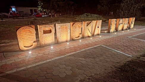 UMETNIČKO DELO NA DAR CRNJANIMA: Znak Srpske Crnje nedavno postavljen u parku pored crkve, budi fine emocije
