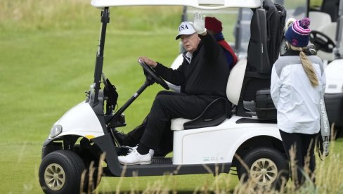 ТРАМП ДОБИО СПЕЦИЈАЛНИ ПАНЦИРНИ БАГИ: „Golf Force One“ сада чува председника од рупе до рупе