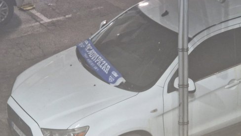 BOLESNA PROVOKACIJA EKSTREMISTA:  Navijači FK Novi Pazar divljali ispred prostorija SNS i skandirali Kraljevo Sandžak (FOTO)