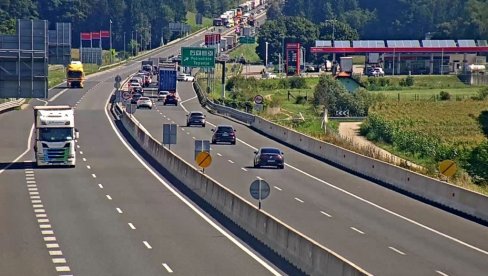 UKRAJINAC SA KOMBIJEM PUNIM LJUDI UDARIO U KAMION SA RUSKIM VOZAČEM: Detalji nesreće na auto-putu u Sloveniji u kojoj je poginulo pet osoba
