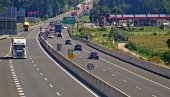 УКРАЈИНАЦ СА КОМБИЈЕМ ПУНИМ ЉУДИ УДАРИО У КАМИОН СА РУСКИМ ВОЗАЧЕМ: Детаљи несреће на ауто-путу у Словенији у којој је погинуло пет особа