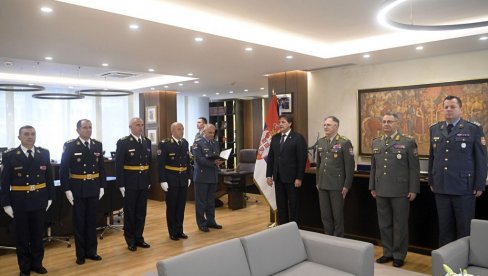 VERUJEM DA ĆETE NASTAVITI DA DOPRINOSITE VOJSCI SRBIJE Gašić uručio ukaze o postavljenjima na nove dužnosti u Kopnenoj vojsci