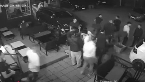 ISPLIVAO SNIMAK MASOVNE TUČE ISPRED KAFIĆA U NOVOM PAZARU: Četvoro izbodenih nožem (VIDEO)