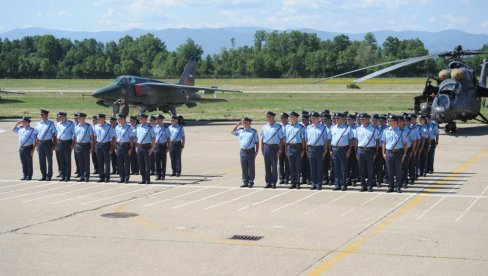 ПИЛОТИ ПРОСЛАВИЛИ ПРАЗНИК: Дан српске авијације обележен и на војном аеродрому „Морава“ у Лађевцима