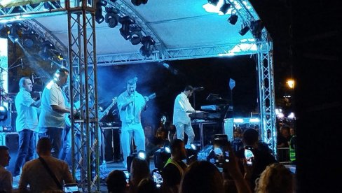 КОНЦЕРТ ЗА СВЕ ГЕНЕРАЦИЈЕ: Поп певач Саша Ковачевић наступио у Параћину