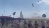ТОРНАДО НОСИ СВЕ ПРЕД СОБОМ: Језив снимак са плаже у Италији - туристи беже у паници (ВИДЕО)