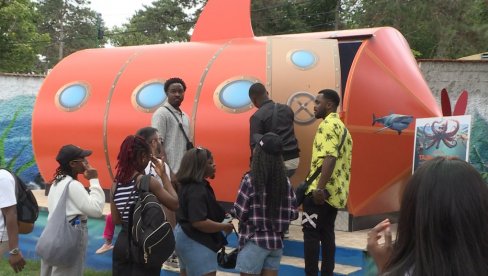 СТУДЕНТИ ИЗ АФРИКЕ ПОСЕТИЛИ ЈАГОДИНСKИ  ЗОО ВРТ: највише им се допале животиње из Африке (ФОТО)