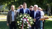 ВЕНЦИ НА СПОМЕНИК ЖРТВАМА РАТОВА 1990-1999: У Сомбору у  знак сећања на све страдале и прогнане у Олуји