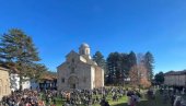 DNEVNO NAM DOĐE I PO 100 STRANACA: Osim naših vernika, manastir Visoki Dečani sve češće posećuju i turisti iz celog sveta