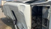 PREVRNUO SE MINIBUS: Ima povređenih (FOTO)