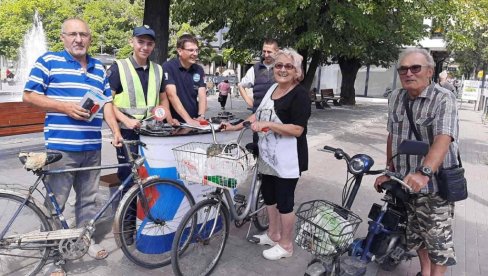 ЗА ВЕЋУ БЕЗБЕДНОСТ БИЦИКЛИСТА  У ПАРАЋИНУ: Подељена светла власницима двоточкаша који их немају