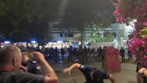 БЛОКАДЕРИ ОПЕТ ПРАВЕ ХАОС: Згубидани погодили полицајца (ВИДЕО)