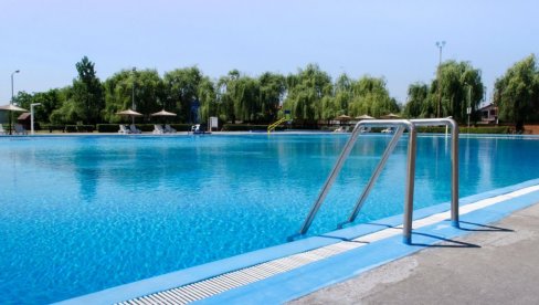 HITNO PREVEZENI U URGENTNI: Dva maloletnika povređena prilikom skoka u bazen