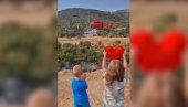 NAJLEPŠI SNIMAK KOJI ĆETE VIDETI DANAS: Deca šalju srce helikopteru iz Srbije koji gasi požar (VIDEO)