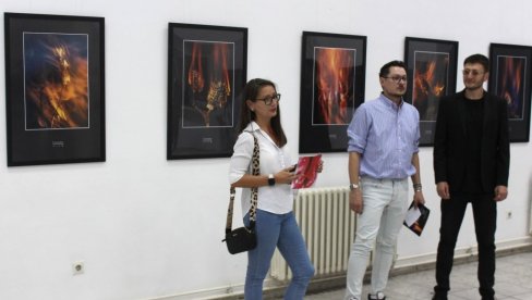 СВЕТ ЦВЕЋА: Изложба форографија у Галерији КЦ Рибница