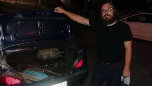 NACI-SVEŠTENIK SA PUNIM GEPEKOM DRVENIH PALICA: Policija u Aranđelovcu zaustavila popa - poneo oružje na protest (FOTO)