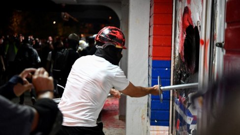 ТОЛИКО СУ ХРАБРИ ДА ТУКУ ПРАЗНА СТАКЛА И ПРОСТОРИЈЕ Вучић о блокадерима: Требало је да зовемо Болта којом брзином беже (ВИДЕО)