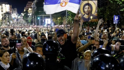 МРЗИТЕ ПАТРИЈАРХА КОЈИ ПОЗИВА НА МИР И УЗДРЖАНОСТ Вучић: Говоре, видите иконе Богородице, слике - па што не кажете да је реч о распопима?