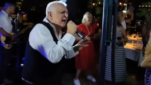 ПЕВАЋУ ДА ТЕ ЗАБОРАВИМ: Славко Бањац музичком емоцијом разгалио београдску публику (ФОТО)