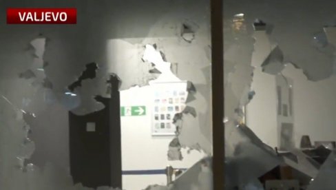 BLOKADERI PRAVE HAOS: Siledžije polupale prozore na Gradskoj upravi u Valjevu, policajce gađaju kamenicama