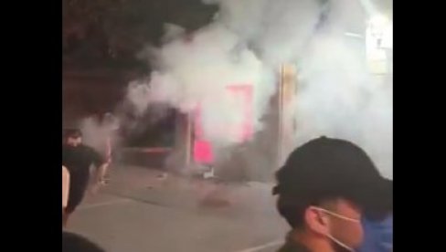 VALJEVSKI BLOKADERI ZAPALILI KAFIĆ: Palili jer misle da je vlasnik funcioner SNS, a on nije ni član te stranke (VIDEO)