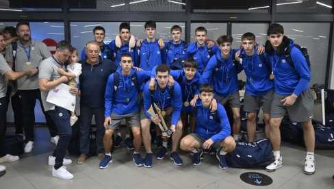BAKLJE I NA AERODROMU NIKOLA TESLA: Evropski šampioni u košarci stili u Beograd (FOTO)
