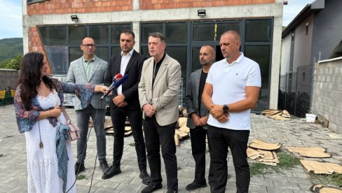 ПРЕДСТАВНИЦИ СРПСКЕ ЛИСТЕ ОБИШЛИ ИЗГОРЕЛУ ШТАМПАРИЈУ Перовић: Неће ме уплашити, идемо до победе